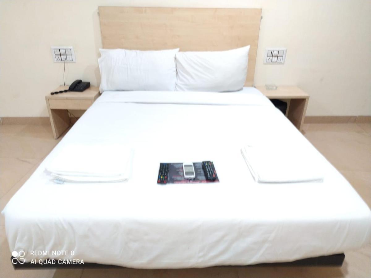 U Life Hotel Βομβάη Εξωτερικό φωτογραφία